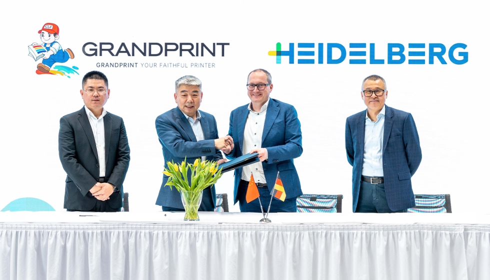 De izquierda a derecha, Lloyd Cui, vicepresidente de Grandprint; Cui Wenfeng, presidente de Grandprint; David Schmedding...
