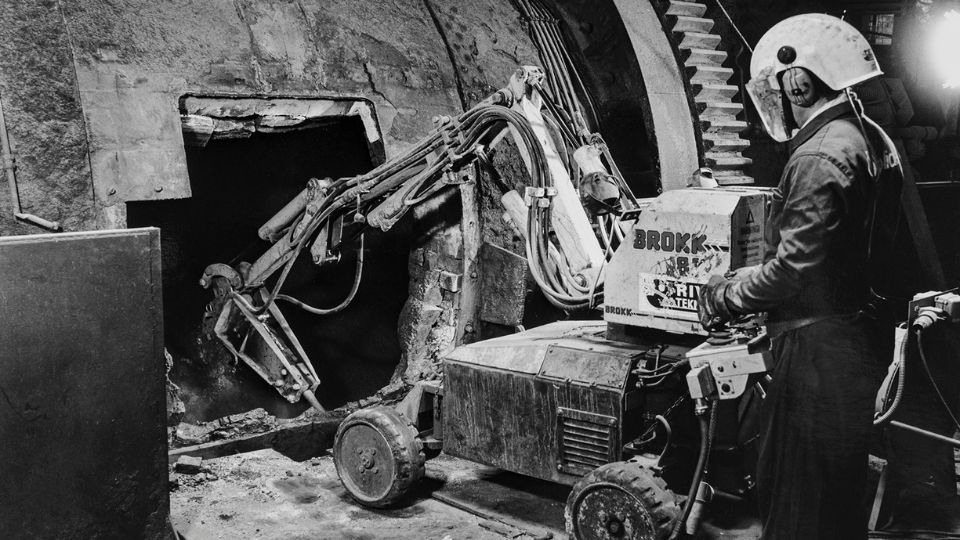 Os primeiros rob�s de demoli��o Brokk na ind�stria