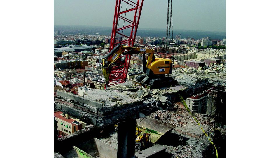 Rob� Brokk na demoli��o do edif�cio Windsor