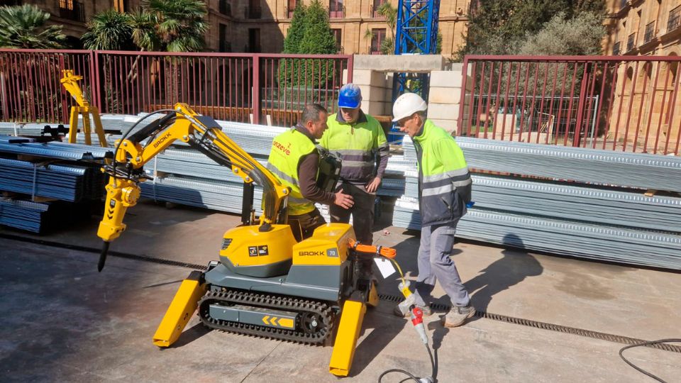 Forma��o a operadores ministrada pelo distribuidor Anzeve ap�s a aquisi��o de um novo rob� de demoli��o