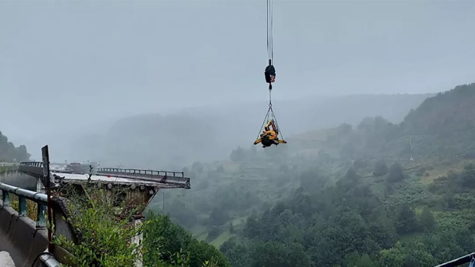 Rob� Brokk ap�s a demoli��o � dist�ncia do Viaduto da A6