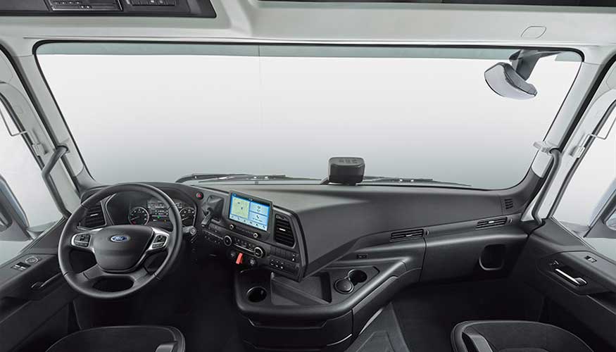 El puesto de conducci�n se ve amplio y ergon�mico, pensado para largas jornadas al volante en el transporte internacional...