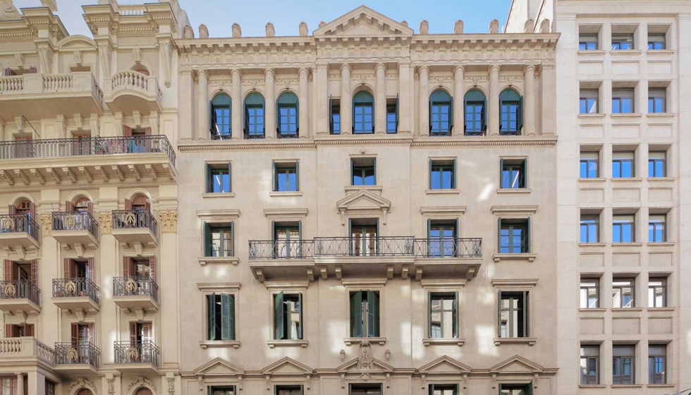 El edificio fue construido en 1931 por los arquitectos Adolf Florensa y Enric Cat� y Cat�, siguiendo los principios del estilo noucentista...