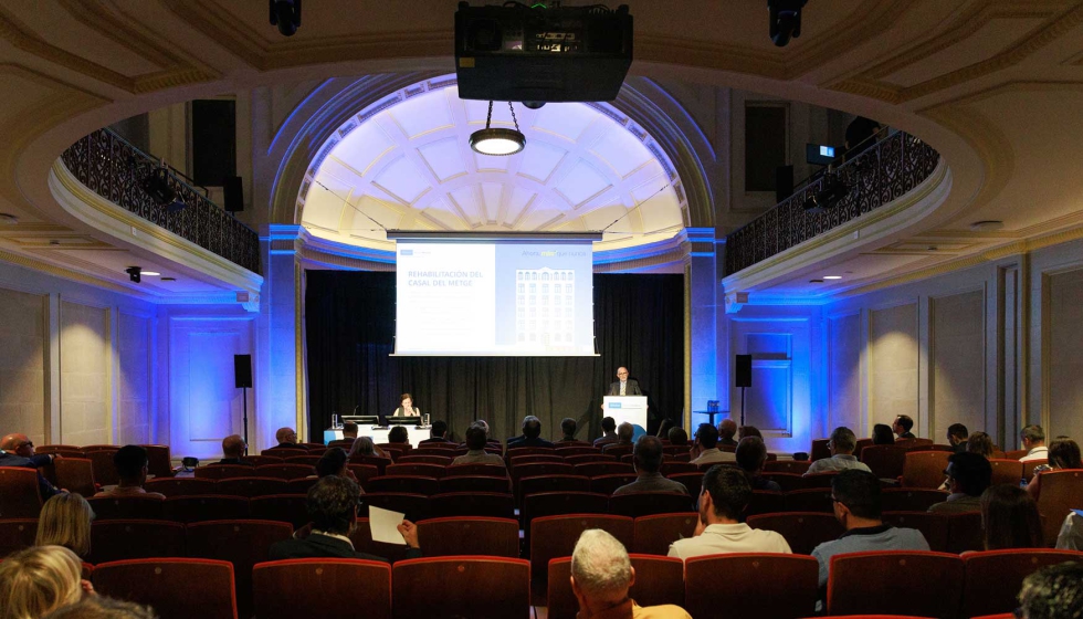 La reforma de la sala de actos ha eliminado el escal�n original para crear un plano continuo...