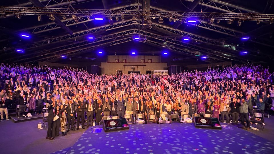 Fotografia de grupo com todos os participantes na Conven��o 2026 da Loxam Ib�ria