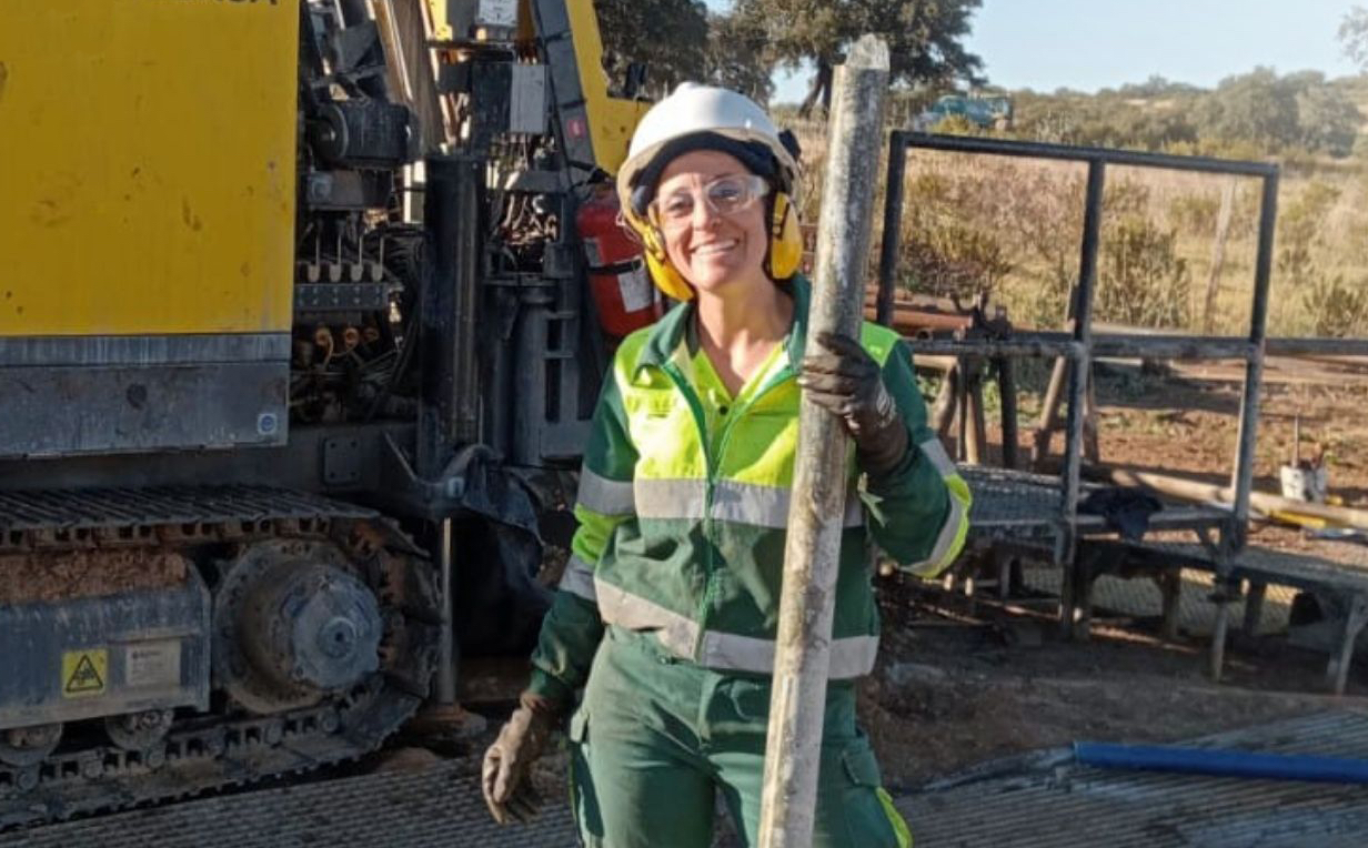Juana L�pez, operadora de perforaci�n en INSERSA