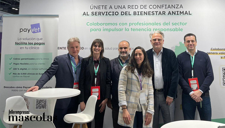 Hugues Salord, CEO y cofundador de Sant�Vet, junto a su equipo durante Iberzoo Propet 2026, celebrada recientemente. Fotograf�a: Interempresas...