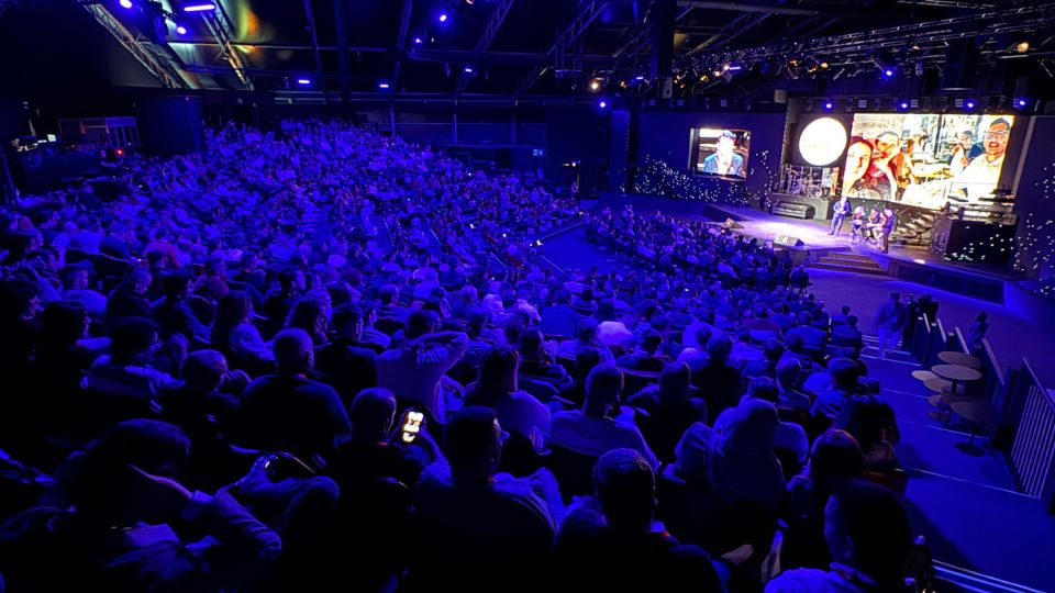 Cerca de mil pessoas encheram as bancadas do Wah Show durante a Conven��o 2026 da Loxam Ib�ria