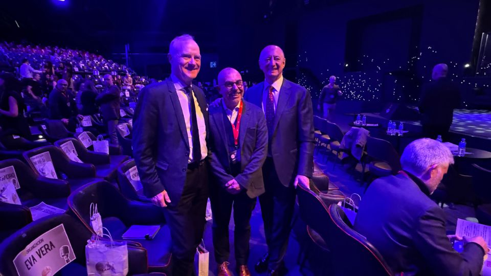 St�phane H�non, diretor-geral do Grupo Loxam, juntamente com Fabio Di Mario, diretor de Recursos Humanos do Grupo Loxam, e Luis �ngel Salas...