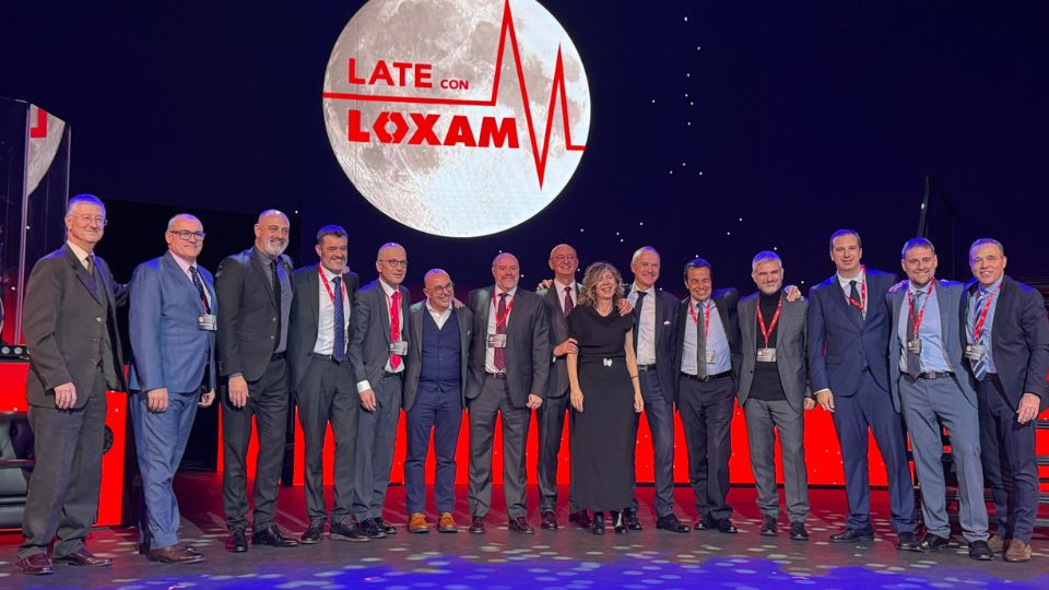 St�phane H�non e Fabio Di Mario, juntamente com os membros da equipa de dire��o da Loxam Ib�ria