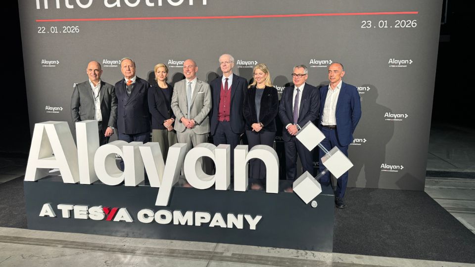 Fotografia de grupo com os dirigentes do Grupo Tesya/Alayan