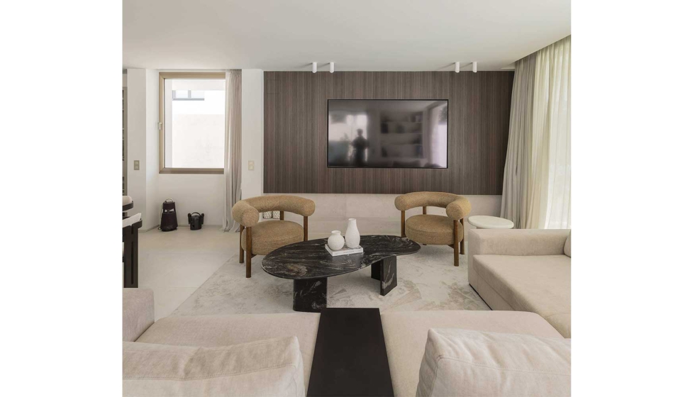 Casa NE es un proyecto que desarrolla un paisaje interior mediante la combinaci�n de un plano de suelo y otro elevado...