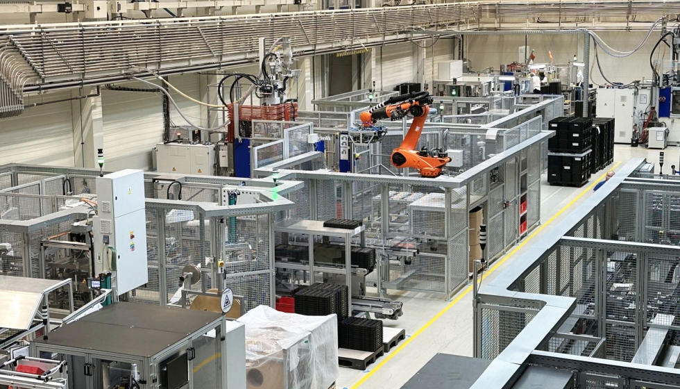 El sistema de automatizaci�n con un complejo sistema de transferencia rodea la m�quina de inyecci�n