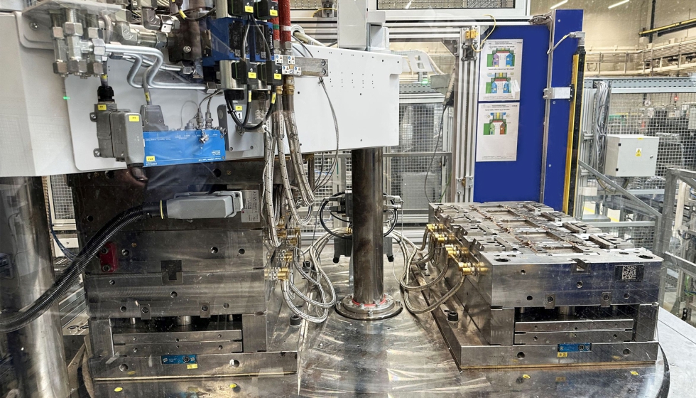 Las conexiones del sistema de control t�rmico se sit�an en la parte superior, facilitando el acceso a los moldes