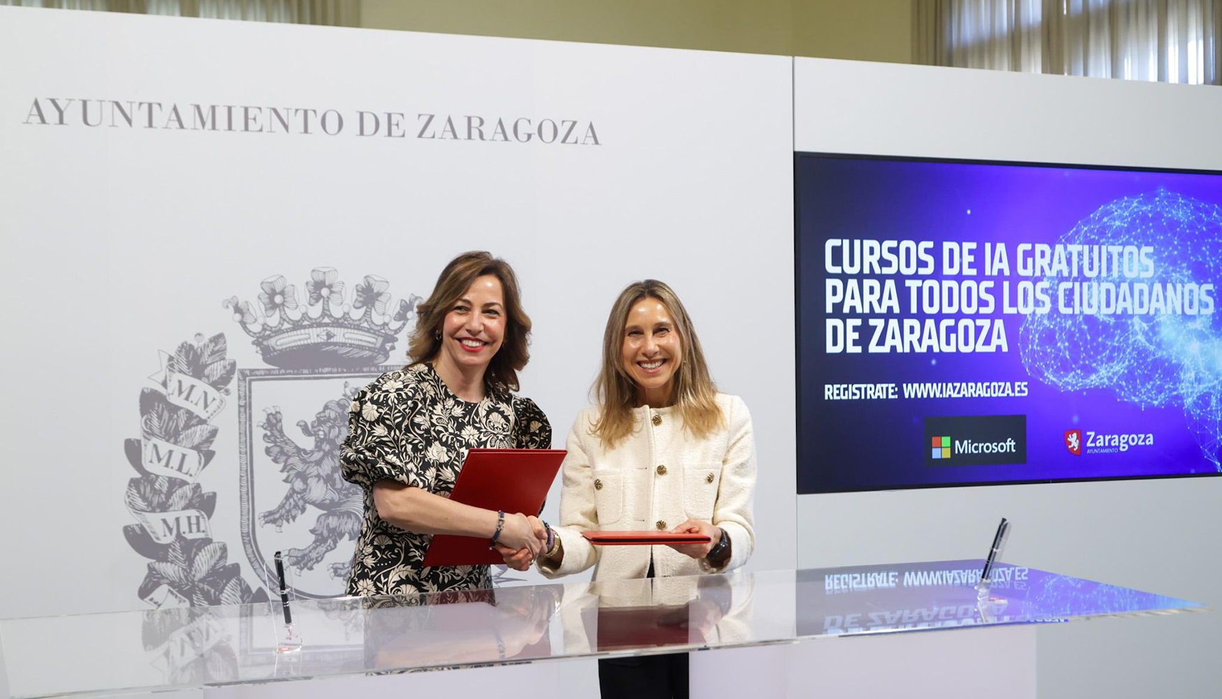La alcaldesa de Zaragoza, Natalia Chueca, (a la izquierda en la imagen) junto a la directora de Capacitaci�n en IA de Microsoft Espa�a, Sonia Marzo...