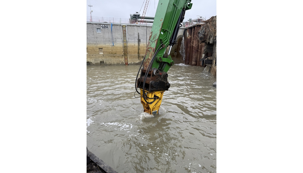 Martelo Epiroc HB 7000 a trabalhar debaixo de �gua