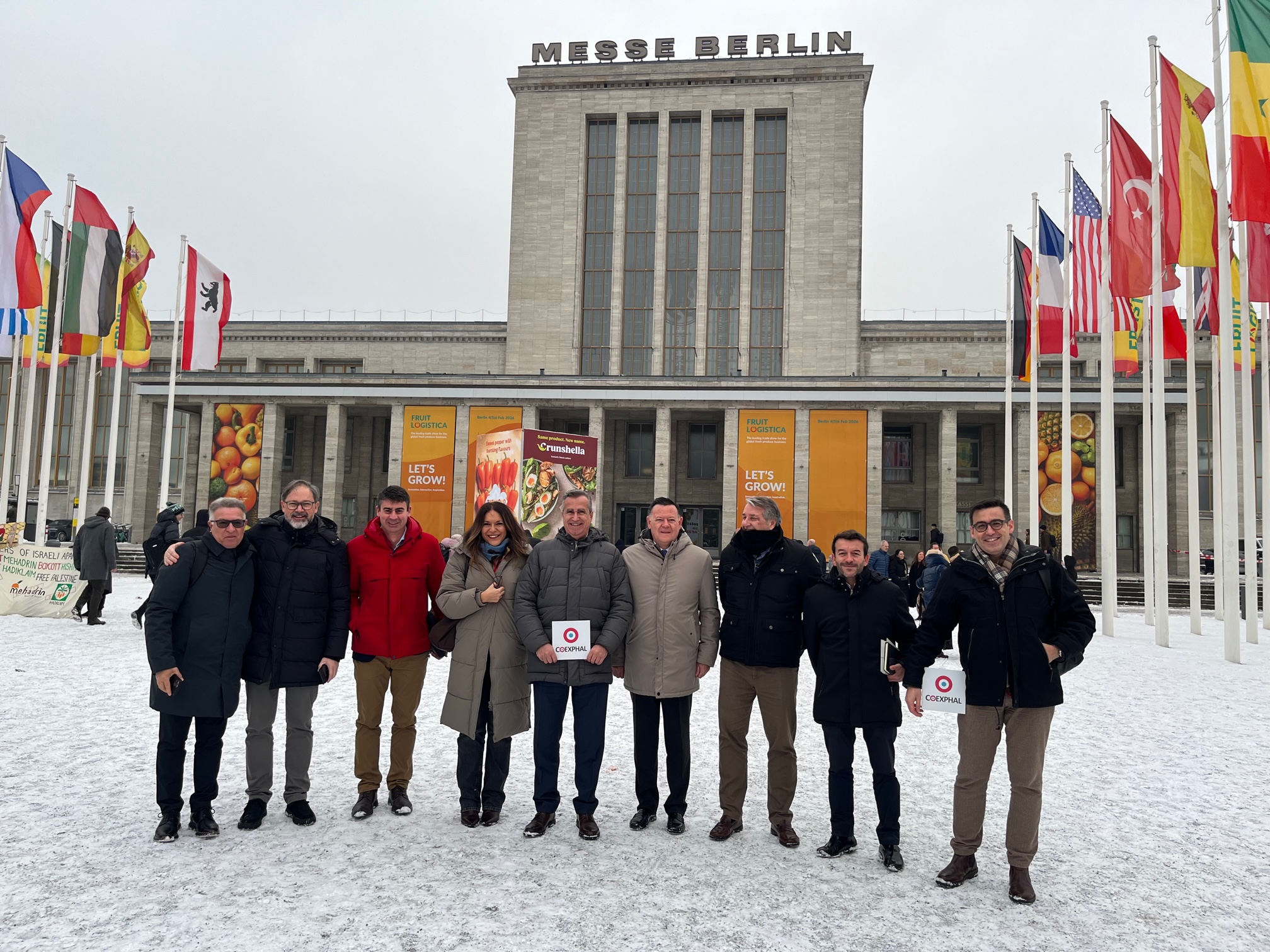 Imagen de gran parte de la expedici�n de Coexphal que acudi� a Fruit Logistica 2026; a la derecha de la imagen, el director de Negocio de Coexphal...