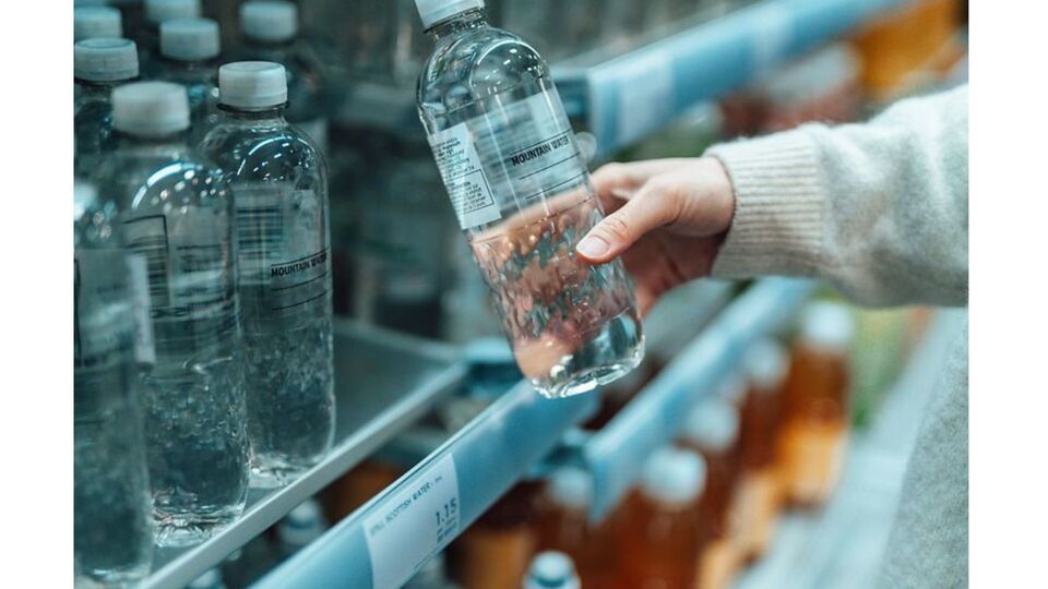 O adesivo Technomelt EM 335 RE n�o cont�m �leo mineral, � quase totalmente remov�vel durante a reciclagem e cumpre os requisitos PETCYCLE...