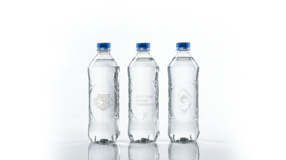 Informa��es relevantes s�o marcadas a laser diretamente na garrafa. Imagem: Krones