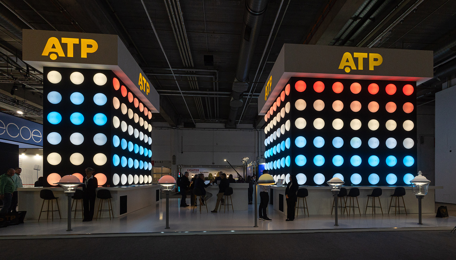 El stand de ATP Iluminaci�n en Light + Building Frankfurt destac� por su potente dise�o visual y la integraci�n de la serie Funcional Color...