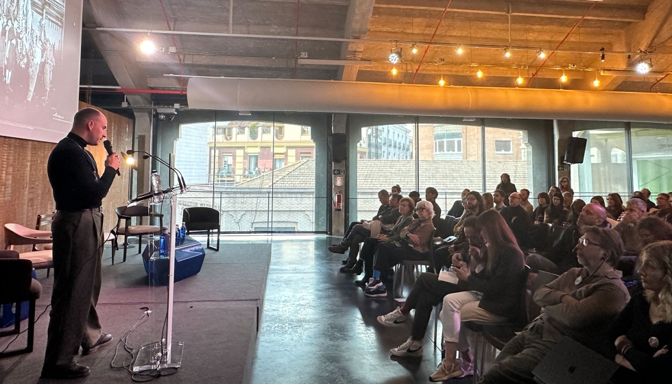 El artista Gonzalo Borondo durante su intervenci�n en el Encuentro