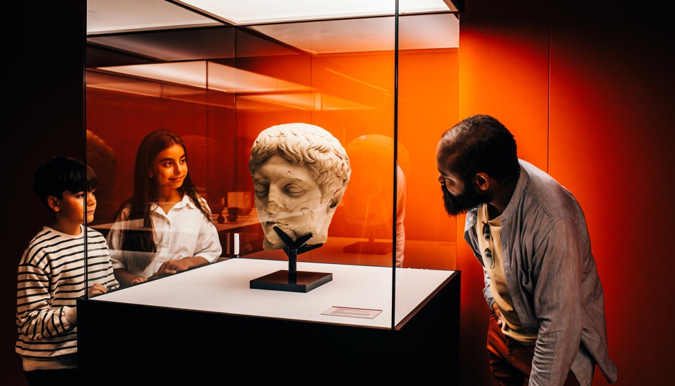 El conjunto expositivo se completa con una selecci�n curada de r�plicas de alta calidad y la incorporaci�n de objetos hist�ricos originales...