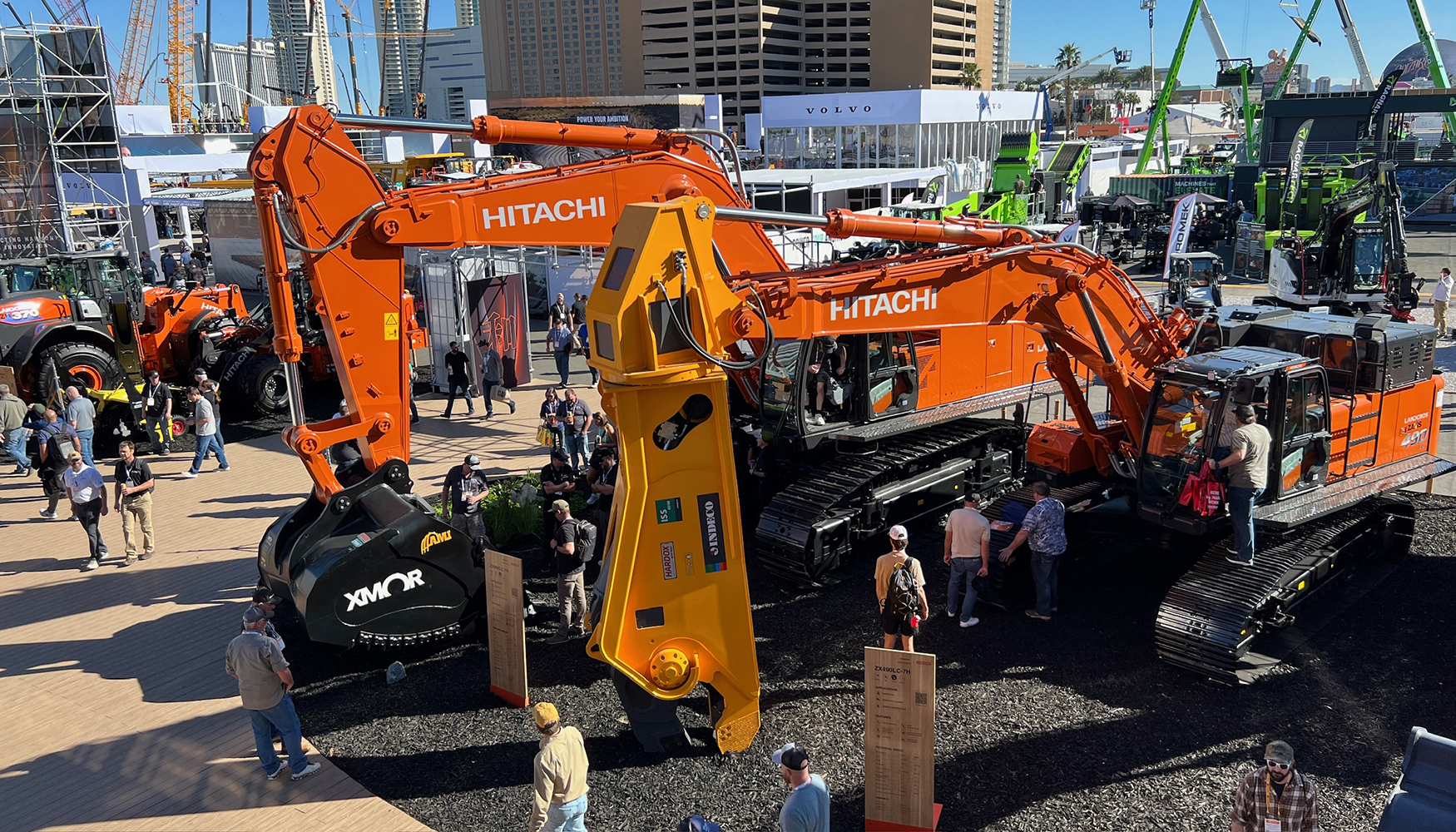 Stand de Hitachi en Conexpo, con el logo de Lancros visible en algunas m�quinas