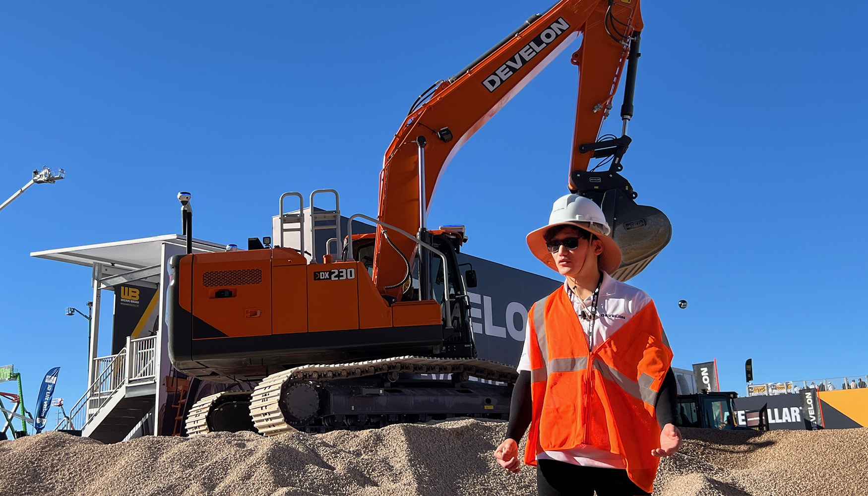 Brian Kim, responsable de producto de excavadoras de gran tama�o en Develon, frente a la excavadora DX230LC-9 de nueva generaci�n...