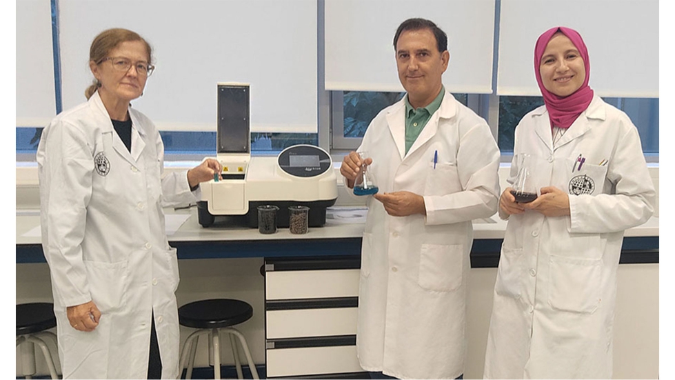 Investigadores que trabajan sobre el orujillo