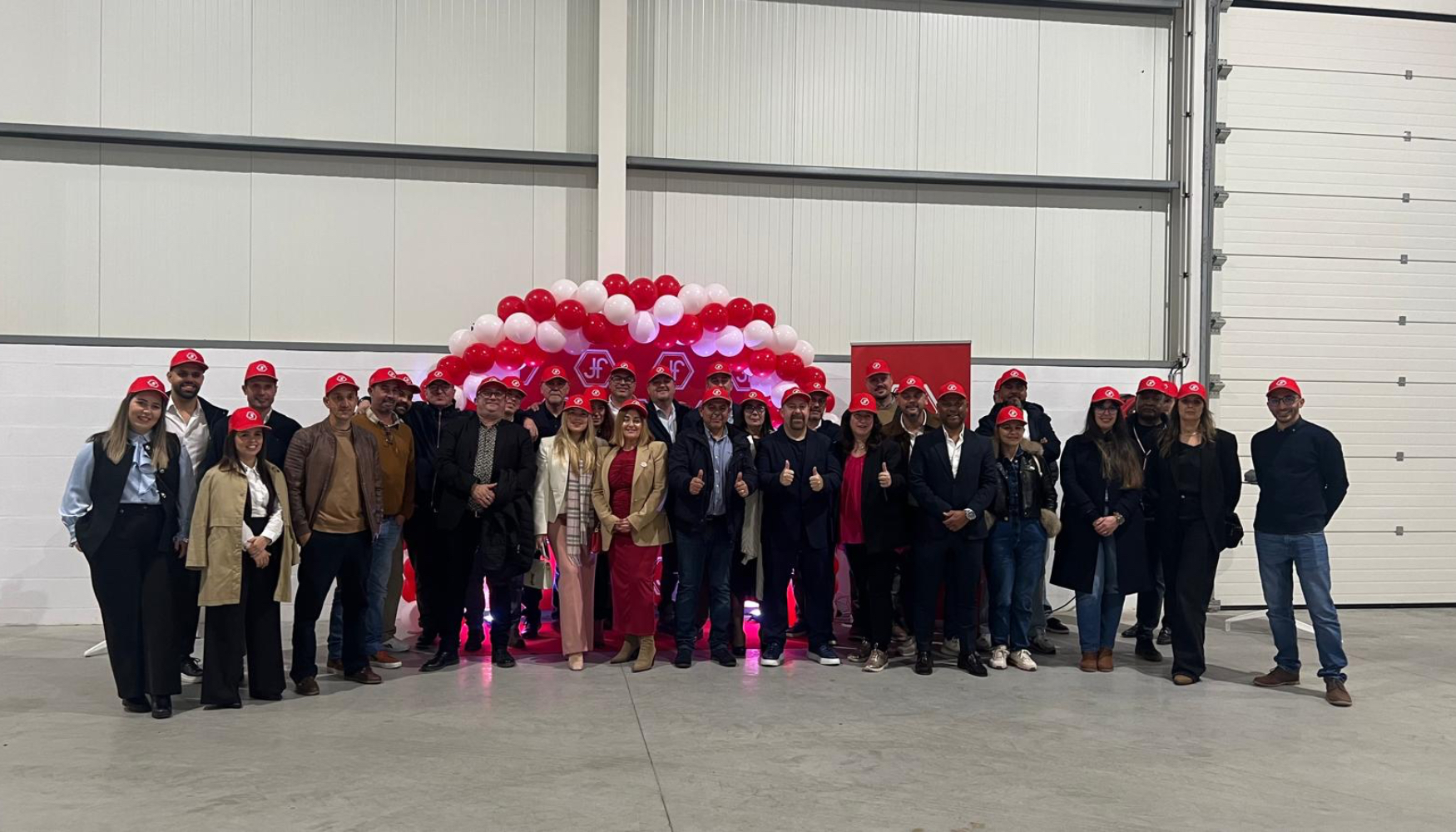 Foto de familia con los asistentes a la inauguracion