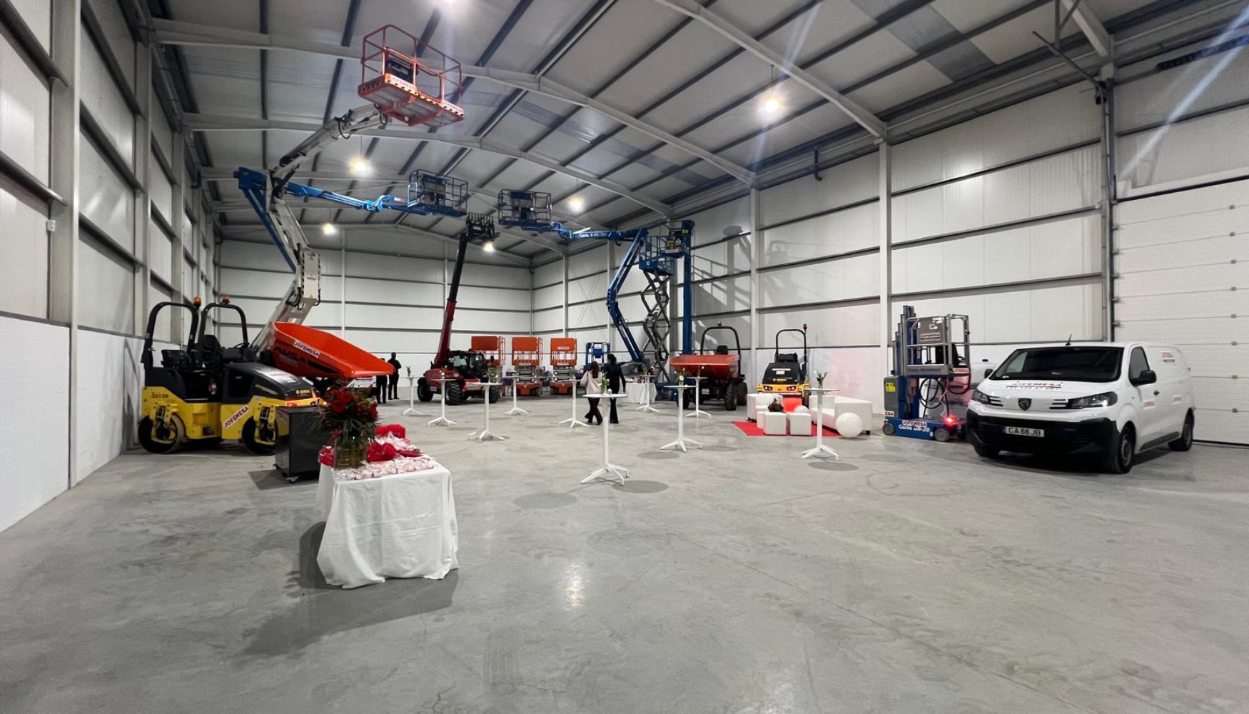 Vista general de la nave de la nueva delegaci�n de Jofemesa en Oporto