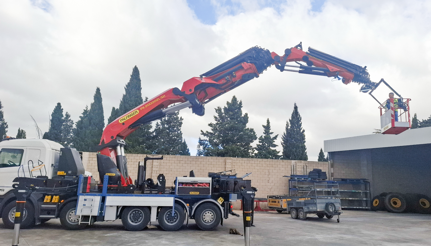 Gr�a PK 200002L SH equipada con cesta porta personas