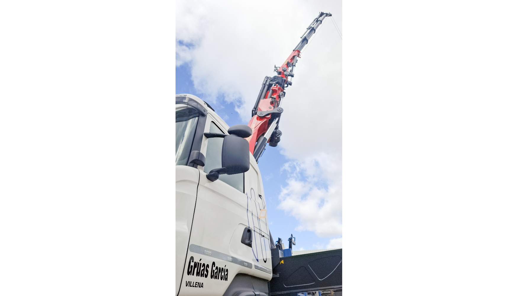 La gr�a alcanza un radio horizontal de 45,1 metros y una capacidad de carga de hasta 500 kg en su extensi�n m�xima...