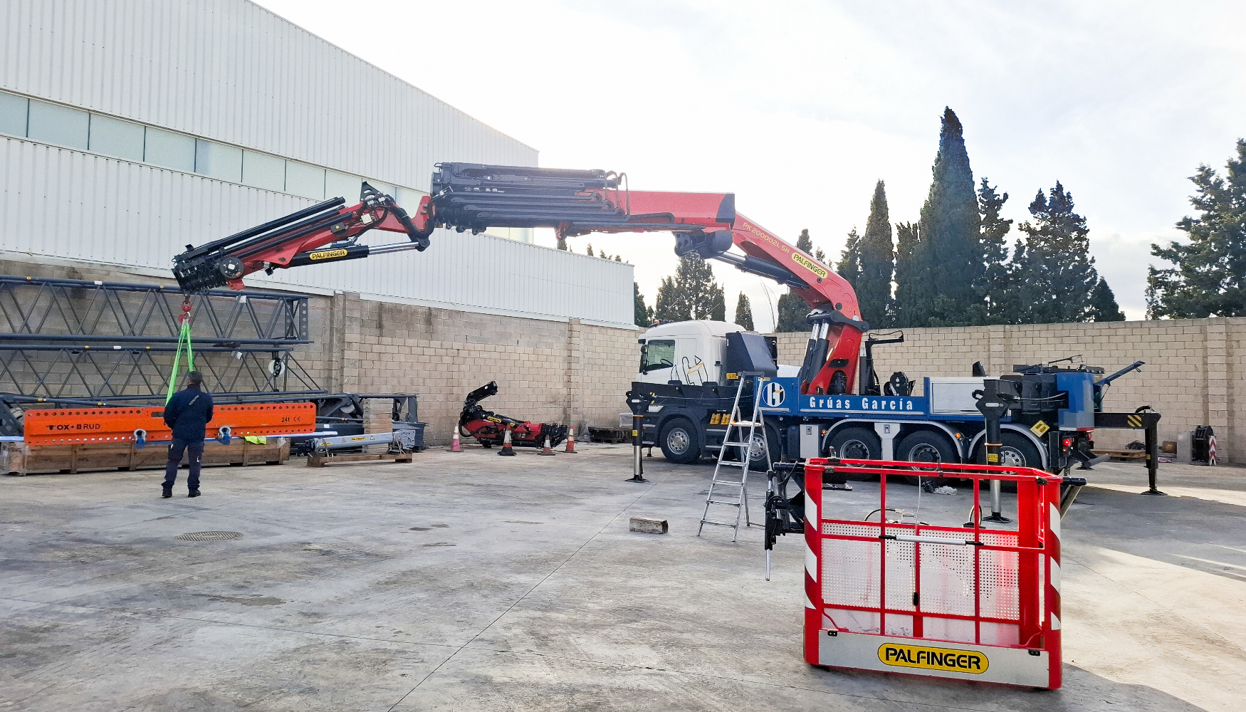 La entrega del nuevo conjunto Scania R500 + PK 200002L SH se realiz� de manera personalizada en las instalaciones de Gr�as Garc�a S.L...