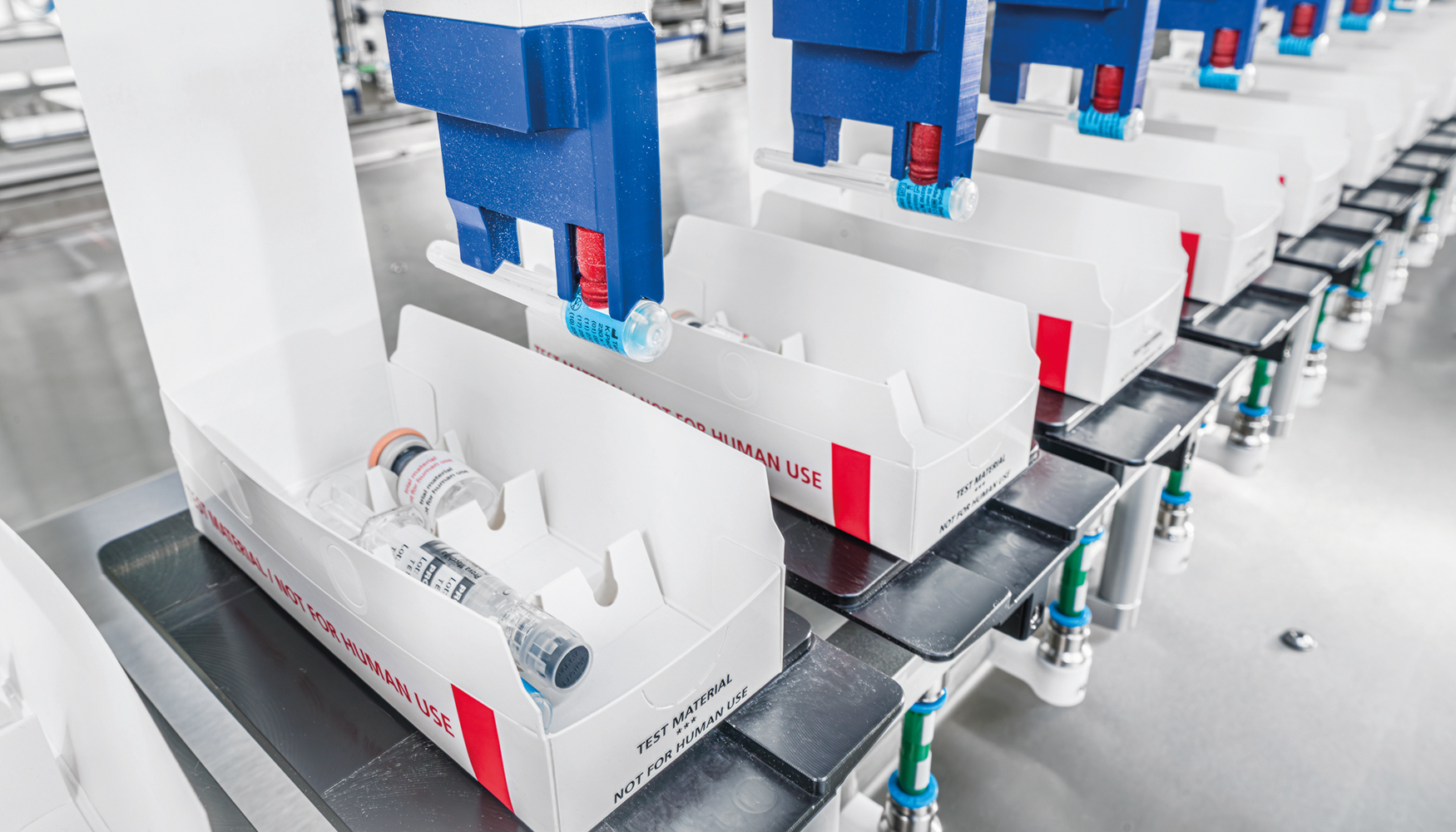 El fabricante embala diversas combinaciones para clientes de todo el mundo, incluyendo una jeringa, un vial y dos agujas, como se muestra aqu�...