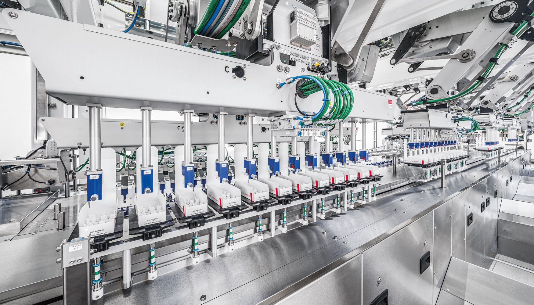 La m�quina llena desde arriba las cajas colocadas sobre el Transmodul, de acuerdo con el principio TLM