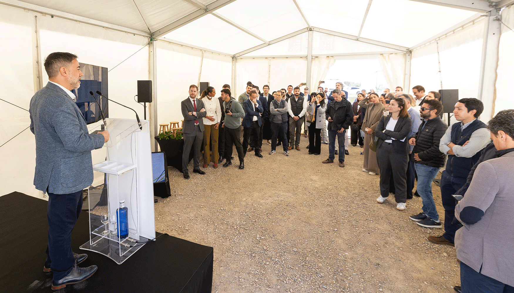 "La instalaci�n cuenta con m�dulos fotovoltaicos, inversores y siete sistemas de almacenamiento de energ�a KuBank de Canadian Solar"...