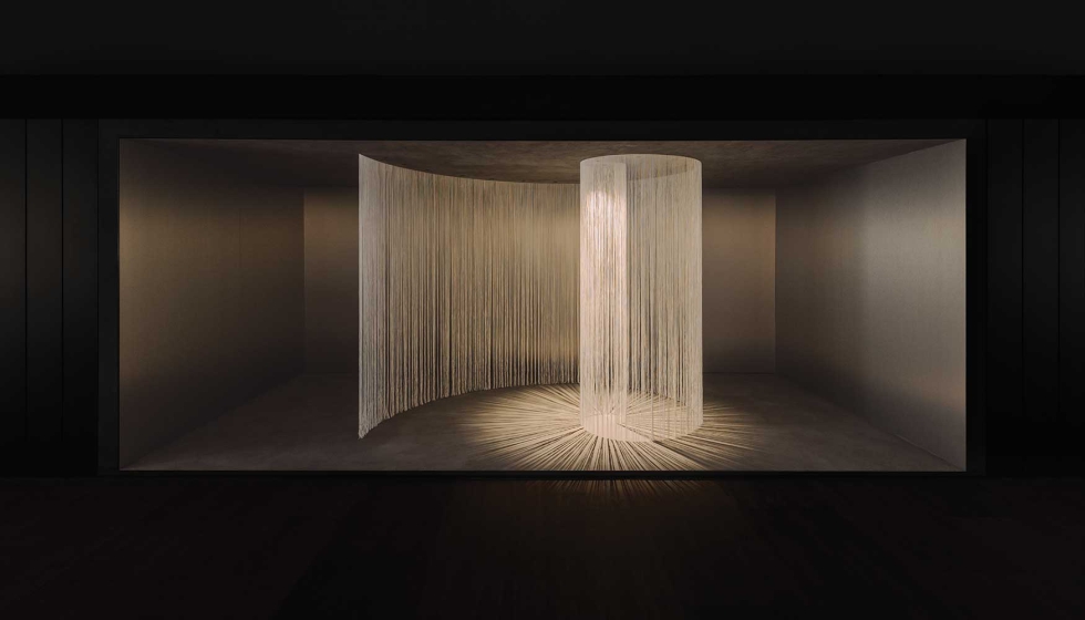 La instalaci�n se compone de una delicada red de hilos suspendidos que trazan la curva de la espiral en el aire