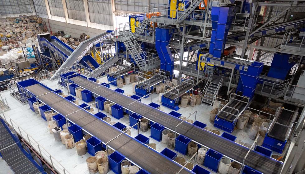 Con una capacidad de procesamiento de hasta 200 toneladas diarias de residuos reciclables secos mezclados...