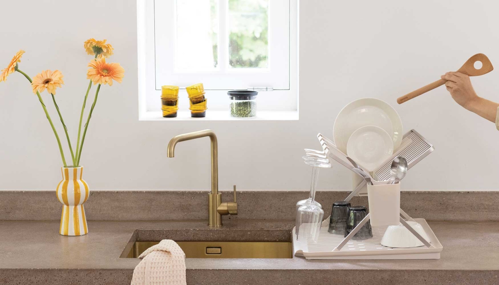 Escurreplatos plegable grande de la colecci�n Sink Side de Brabantia, acabado Soft Beige