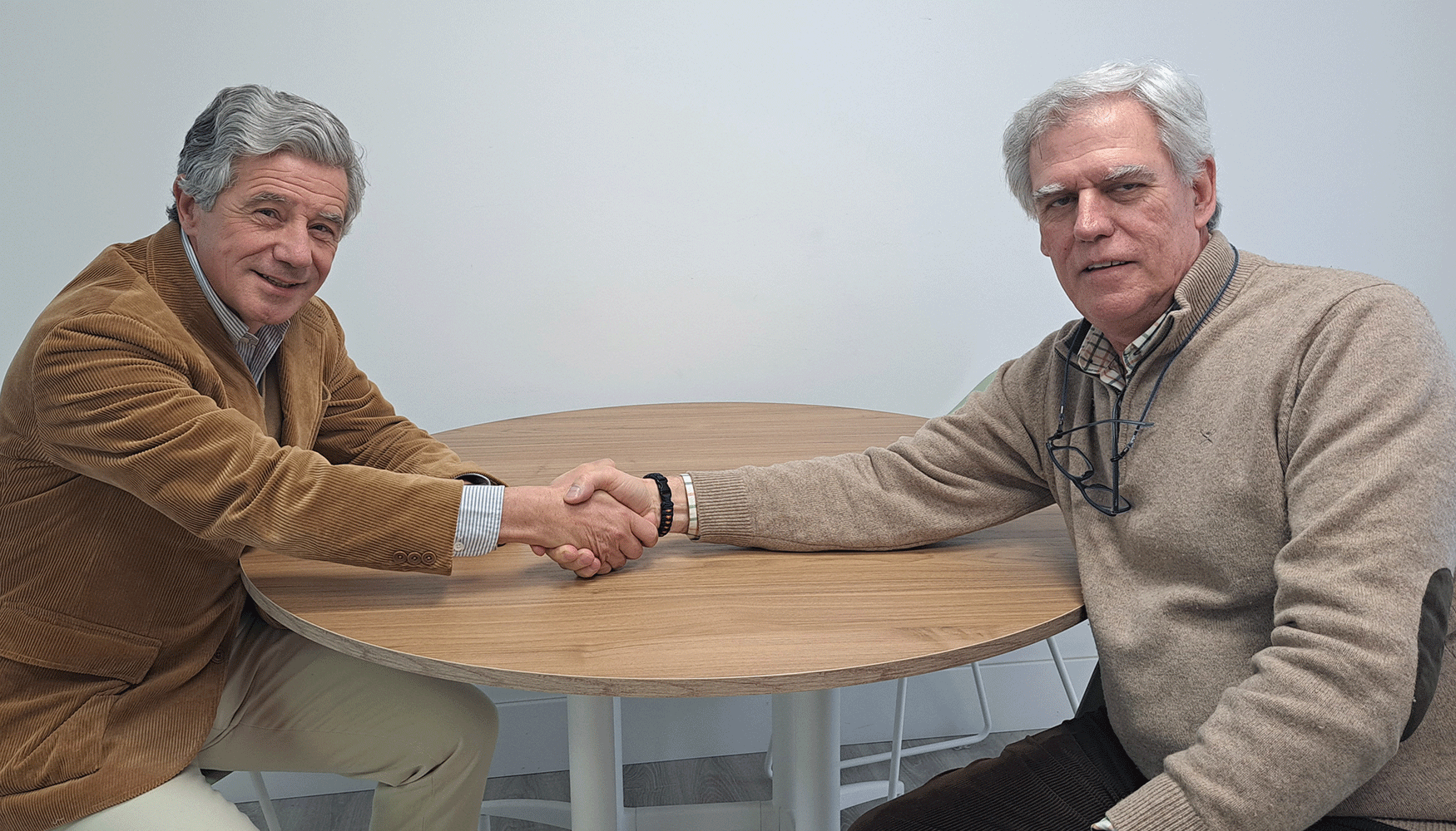 Tom�s Higuero, consejero delegado y director general de Grupo Aire Limpio, estrecha la mano de Javier Lucini, director general de FONDECO...