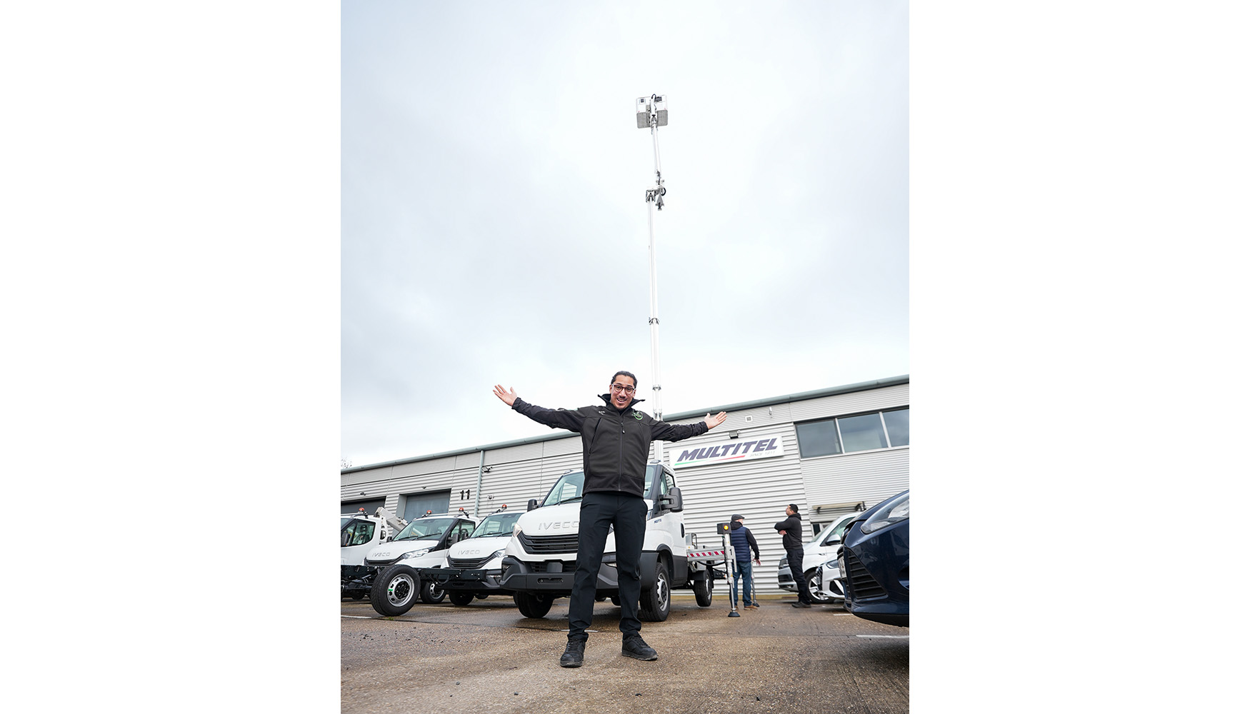 Lawrence-Thor Stephen, fundador y CEO de Thor's Trees, frente a la Multitel MZ 250