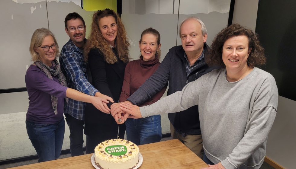 La foto muestra al equipo directivo de VAUDE (a la derecha) durante la entrega simb�lica del est�ndar Green Shape� en diciembre de 2025 al consejo de...