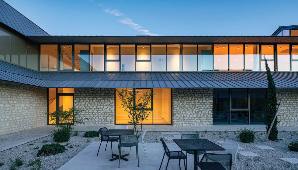 Edificio residencial con vidrio Energy 70 38