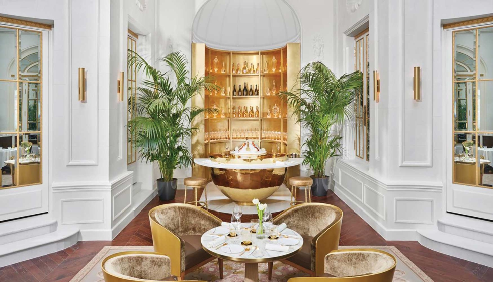 En el coraz�n del hotel, bajo la c�pula de cristal de Palm Court, se encuentra el Champagne Bar...