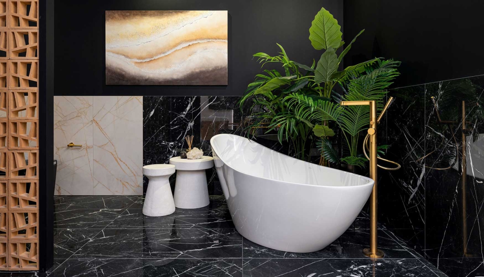 La escult�rica ba�era exenta se completa con la grifer�a independiente de la colecci�n Conum en acabado oro cepillado