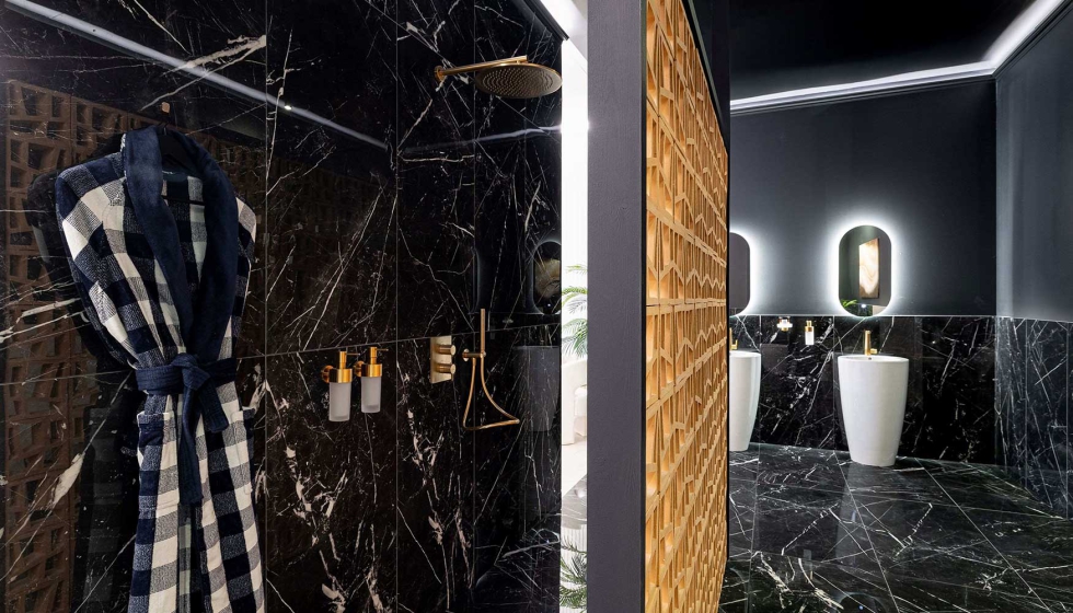 La zona de ducha est� equipada con cabezales de la colecci�n Verve Showers y accesorios de la gama Elements