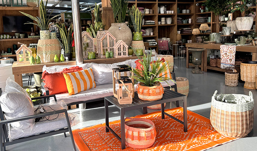 El estilo Pop Glam llena los Gardens de color y vitalidad, con plantas de flor como lantanas, petunias y geranios que destacan en cada composici�n...