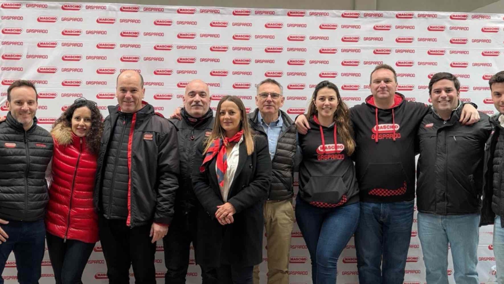 Miembros del equipo de MASCHIO GASPARDO, de Agrollen Motor y de Serrano Dronda, durante la Jornada de Puertas Abiertas del nuevo punto de venta...