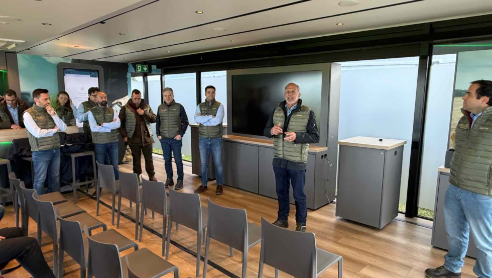 Arturo Casta�o, director de Marketing, junto a otros miembros del equipo de CLAAS Ib�rica